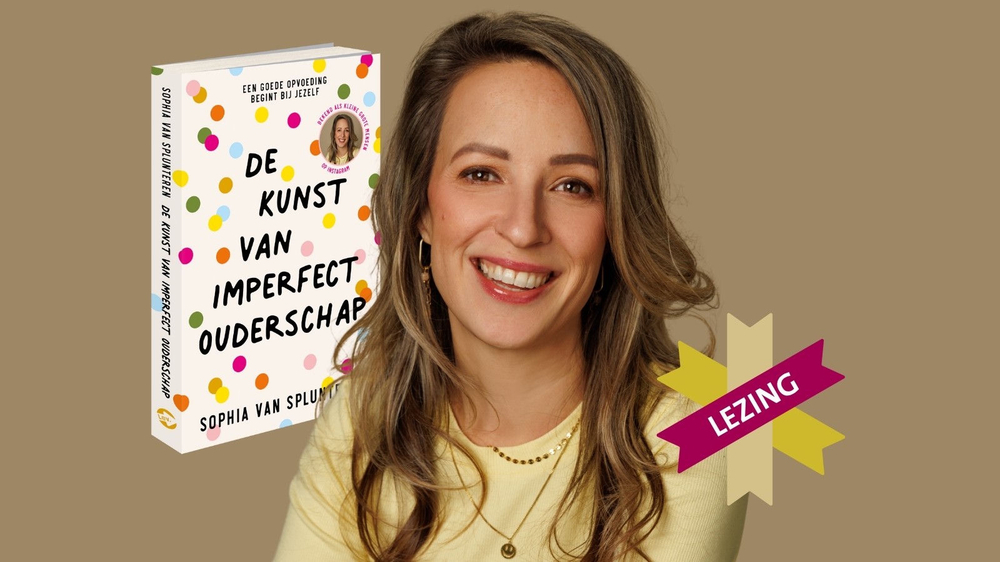 Auteur Sophia van Slunteren met haar boek op de achtergrond