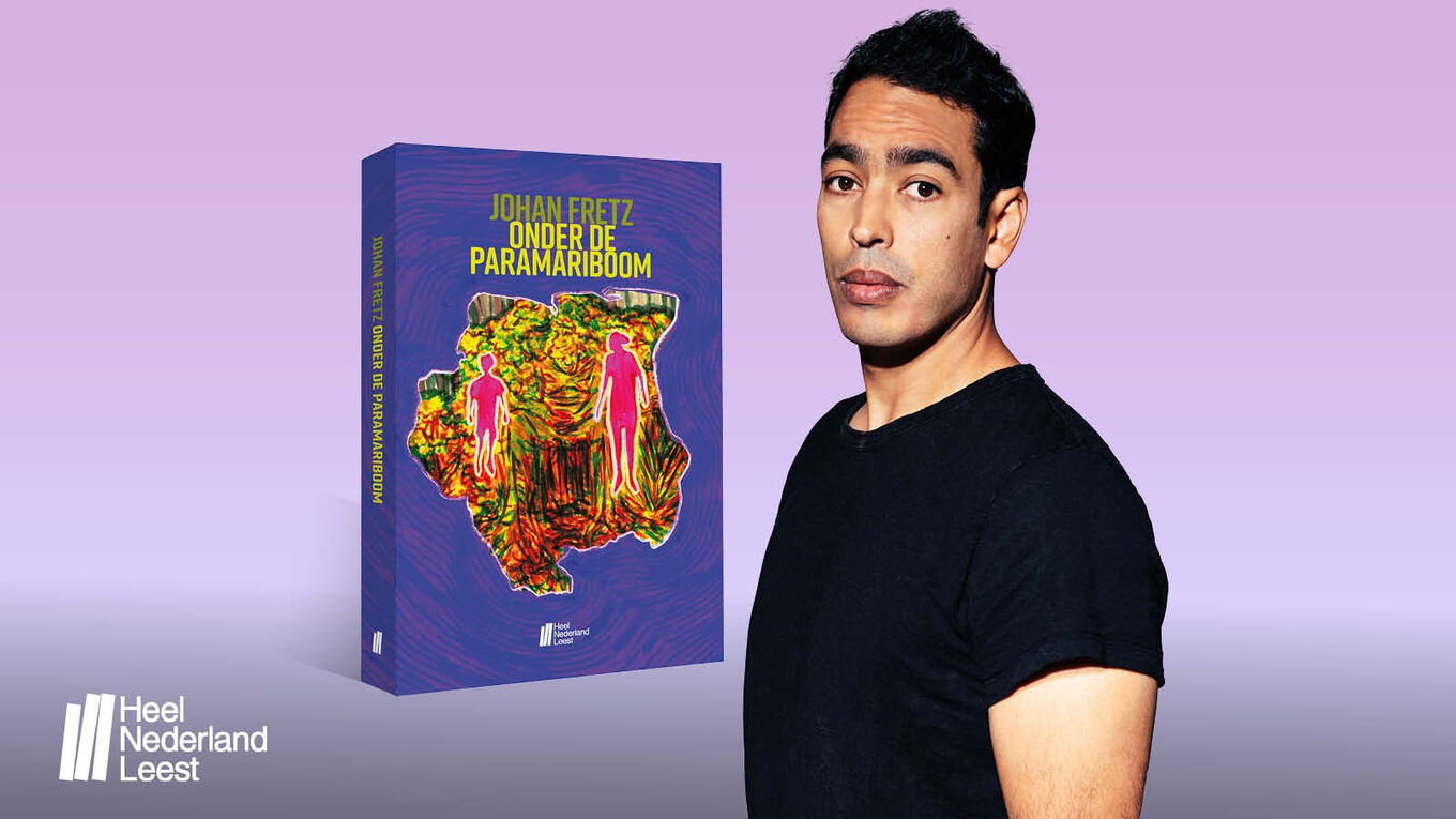 De auteur Johan Fretz en zijn boek onder de Paramariboom