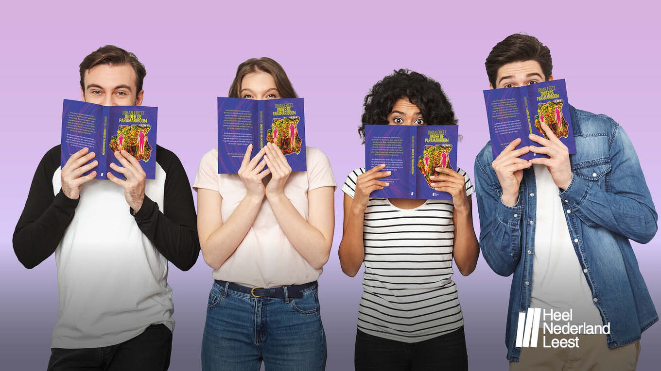 Een groep mensen die een boek vast houd tegen een paarse achtergrond