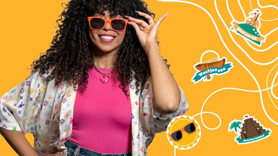 Fenna met oranje zonnebril met decoratieve afbeeldingen