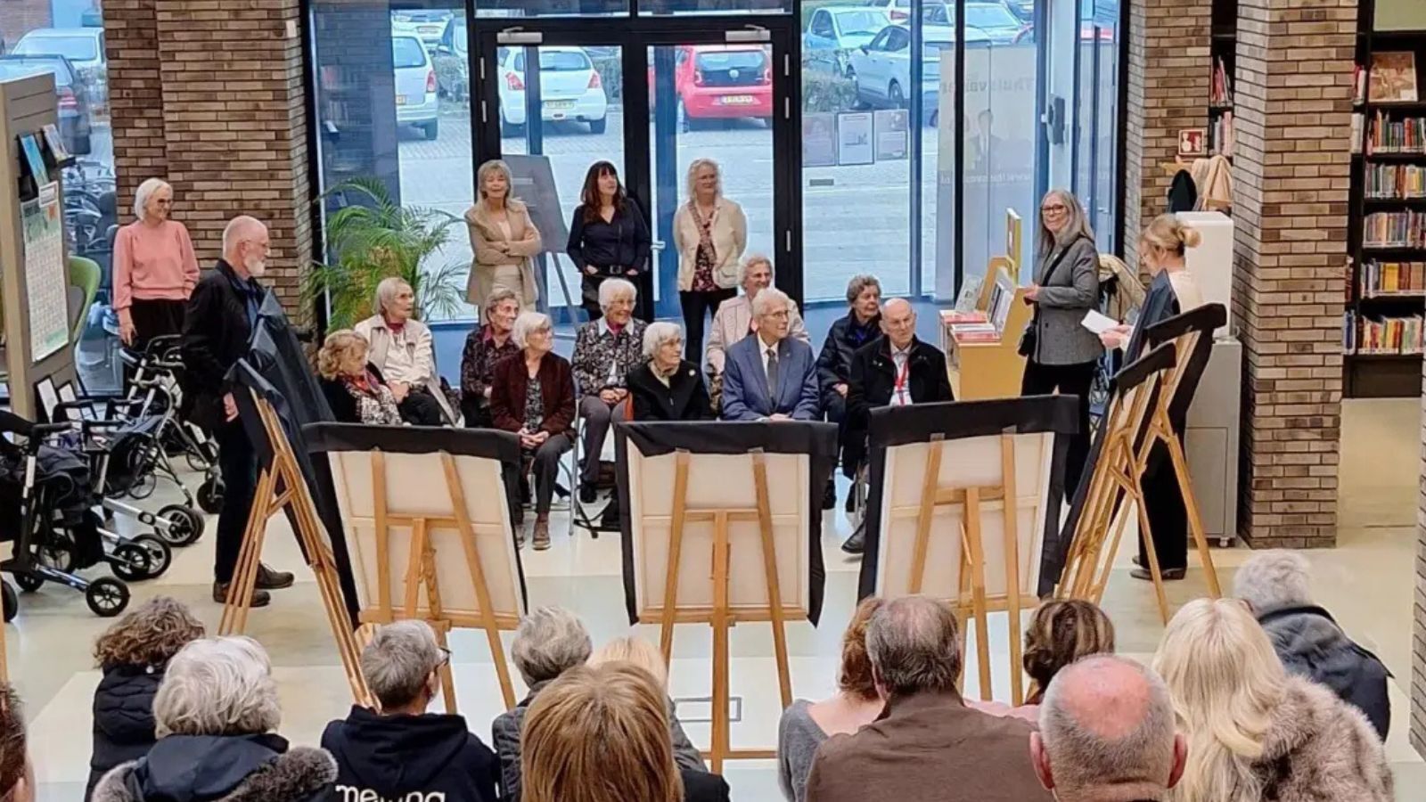 Opening expositie door burgemeester