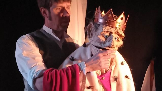 Poppentheatervoorstelling ‘DE DROOM VAN DE KONING’ in onze nieuwe bibliotheek in de Bernardus