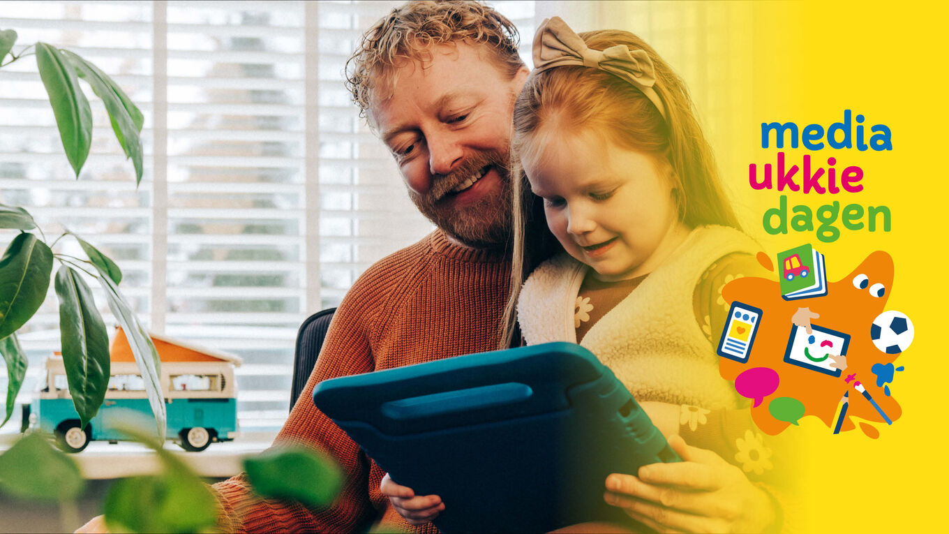 vader met kind en tablet