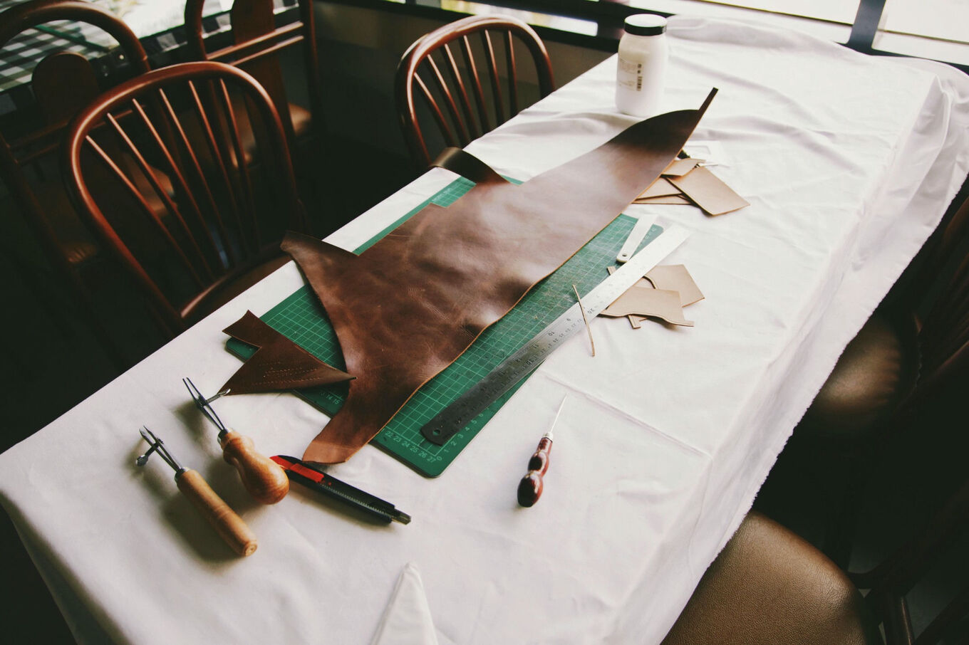 tafel met stroken leer, ligt klaar voor een workshop